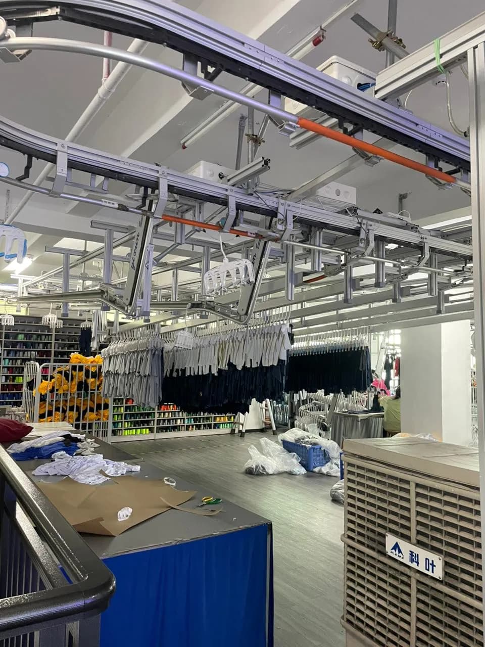 Équipe Diex International en supervision dans une usine partenaire en Asie.